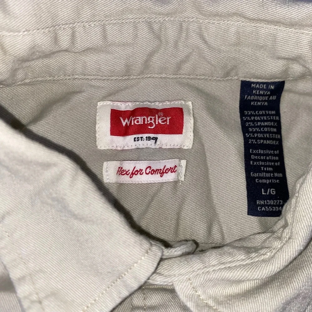 Wrangler Mens Flex for Comfort Long Sleeve Button Down Shirt Khaki Tan Large